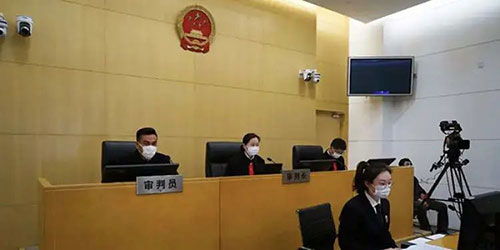 嬰兒高燒40度未察覺，育嬰師被雇主打傷 法院判決與行業反思